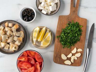 Šiltas salotas su vištiena, pomidorais, feta ir žolelėmis Žingsnis 1