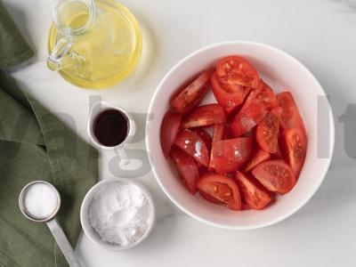 Šiltas salotas su vištiena, pomidorais, feta ir žolelėmis Žingsnis 5