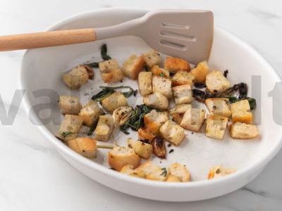 Šiltas salotas su vištiena, pomidorais, feta ir žolelėmis Žingsnis 6