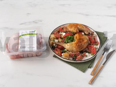 Šiltas salotas su vištiena, pomidorais, feta ir žolelėmis pagrindine nuotrauka