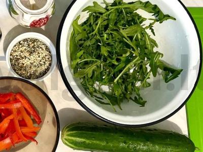 Šviežias salotas su kanapių sėklomis Žingsnis 1