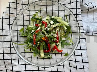 Šviežias salotas su kanapių sėklomis pagrindine nuotrauka