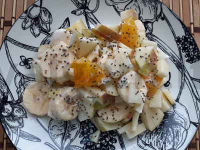 Vaisių salotos su chia sėklomis ir padažu pagrindine nuotrauka