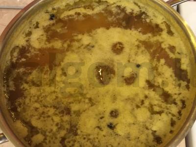 Vegetariškas žirnių sriuba su begluteniška prieskonių mišiniu pagrindine nuotrauka