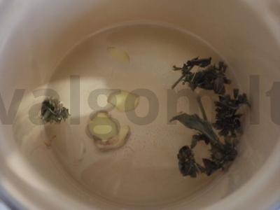 Arbatos gėrimas su imbieru, mėtomis ir medumi Žingsnis 1