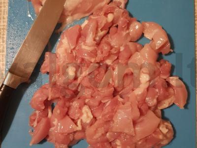 Vištienos krūtinėlės apkepas su grybais ir bulvėmis po sūrio plutele Žingsnis 1