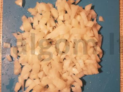 Vištienos krūtinėlės apkepas su grybais ir bulvėmis po sūrio plutele Žingsnis 2