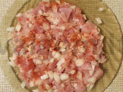 Vištienos krūtinėlės apkepas su grybais ir bulvėmis po sūrio plutele Žingsnis 3