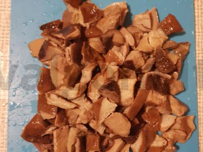 Vištienos krūtinėlės apkepas su grybais ir bulvėmis po sūrio plutele Žingsnis 4