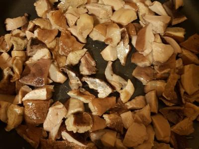 Vištienos krūtinėlės apkepas su grybais ir bulvėmis po sūrio plutele Žingsnis 5