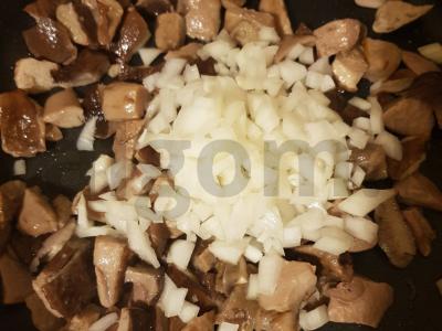 Vištienos krūtinėlės apkepas su grybais ir bulvėmis po sūrio plutele Žingsnis 6