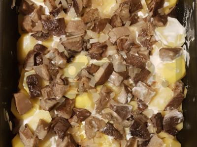 Vištienos krūtinėlės apkepas su grybais ir bulvėmis po sūrio plutele Žingsnis 12