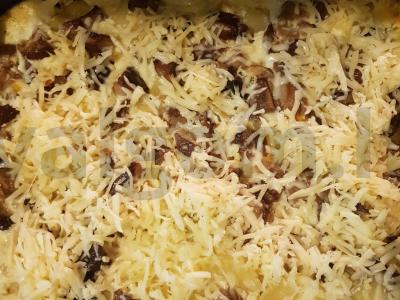 Vištienos krūtinėlės apkepas su grybais ir bulvėmis po sūrio plutele Žingsnis 16