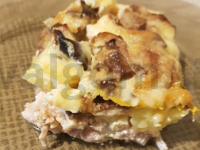 Vištienos krūtinėlės apkepas su grybais ir bulvėmis po sūrio plutele pagrindine nuotrauka