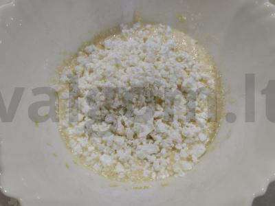 Varškės keksiukai su bananais ir kokosų drožlėmis Žingsnis 2