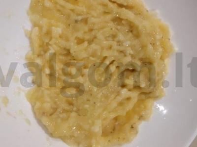 Varškės keksiukai su bananais ir kokosų drožlėmis Žingsnis 3