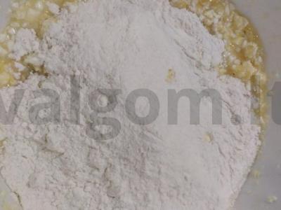 Varškės keksiukai su bananais ir kokosų drožlėmis Žingsnis 4