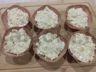 Varškės keksiukai su bananais ir kokosų drožlėmis Žingsnis 5