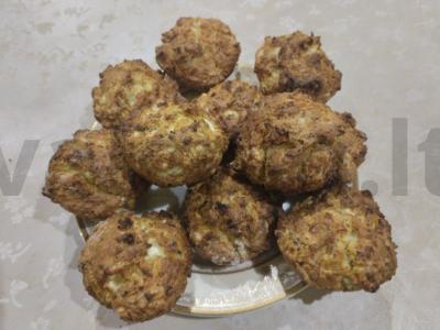 Varškės keksiukai su bananais ir kokosų drožlėmis pagrindine nuotrauka