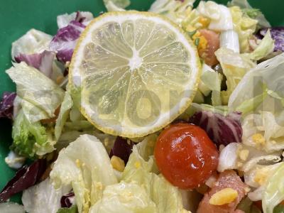 Salotos su raudonąja žuvimi ir alyvuogėmis pagrindine nuotrauka