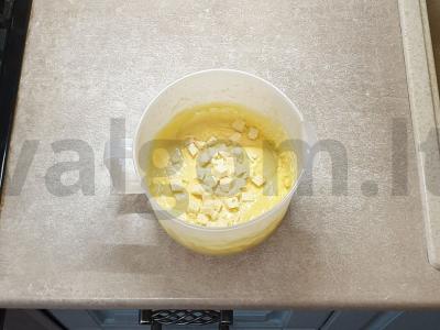 Švelnus pyragas su baltuoju šokoladu Žingsnis 5