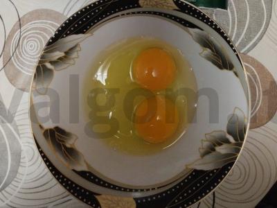 Raudona žuvis su kiaušinių blynu, šviežiais daržovėmis ir pušų riešutais Žingsnis 1