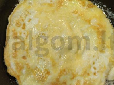 Raudona žuvis su kiaušinių blynu, šviežiais daržovėmis ir pušų riešutais Žingsnis 3