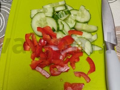 Raudona žuvis su kiaušinių blynu, šviežiais daržovėmis ir pušų riešutais Žingsnis 4