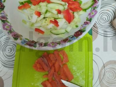 Raudona žuvis su kiaušinių blynu, šviežiais daržovėmis ir pušų riešutais Žingsnis 5