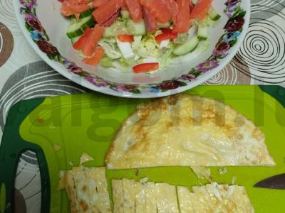 Raudona žuvis su kiaušinių blynu, šviežiais daržovėmis ir pušų riešutais Žingsnis 6