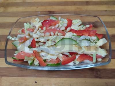 Raudona žuvis su kiaušinių blynu, šviežiais daržovėmis ir pušų riešutais pagrindine nuotrauka