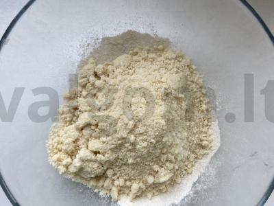 Žalios miltų keksiukas „Tamsus uogas“ Žingsnis 1