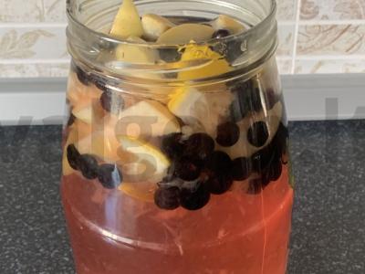 Gėrimas iš juodųjų serbentų, obuolių ir citrinos pagrindine nuotrauka