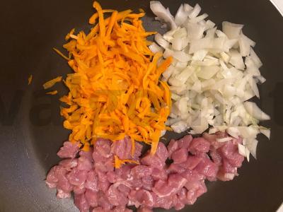 Rulėliai „Pyras ir pasaulis“ su triušio filė, grybais ir daržovėmis Žingsnis 3