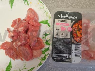 Makaronai su troškinta kiauliena ir daržovėmis Žingsnis 1