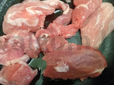 Makaronai su troškinta kiauliena ir daržovėmis Žingsnis 2