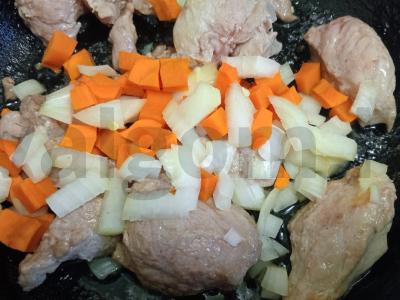 Makaronai su troškinta kiauliena ir daržovėmis Žingsnis 4