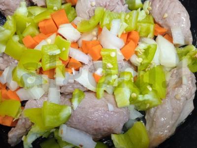 Makaronai su troškinta kiauliena ir daržovėmis Žingsnis 5