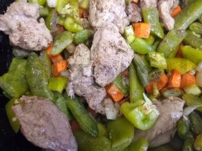 Makaronai su troškinta kiauliena ir daržovėmis Žingsnis 8