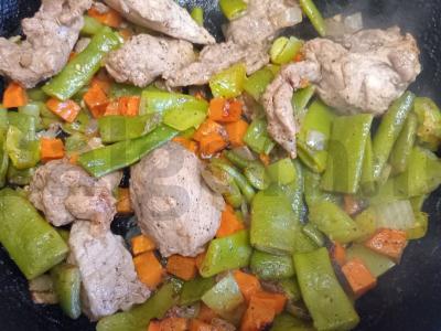 Makaronai su troškinta kiauliena ir daržovėmis Žingsnis 9