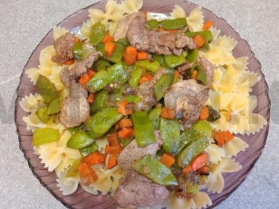 Makaronai su troškinta kiauliena ir daržovėmis pagrindine nuotrauka