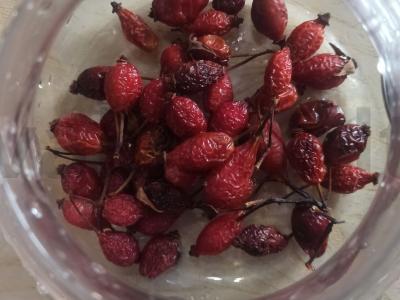 Arbata su serbentų lapais ir erškėtrožių vaisiais Žingsnis 1