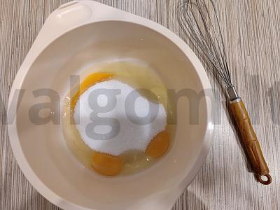 Šarlotė su bananais ir cukraus pudros pabarstukais Žingsnis 1