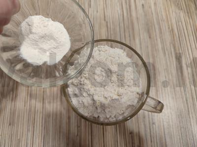 Šarlotė su bananais ir cukraus pudros pabarstukais Žingsnis 2