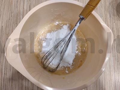 Šarlotė su bananais ir cukraus pudros pabarstukais Žingsnis 3