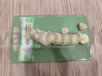 Šarlotė su bananais ir cukraus pudros pabarstukais Žingsnis 4