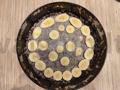 Šarlotė su bananais ir cukraus pudros pabarstukais Žingsnis 5