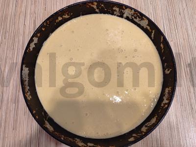 Šarlotė su bananais ir cukraus pudros pabarstukais Žingsnis 6