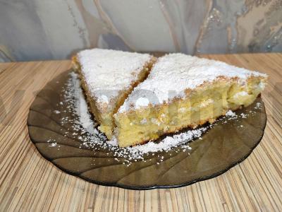 Šarlotė su bananais ir cukraus pudros pabarstukais pagrindine nuotrauka