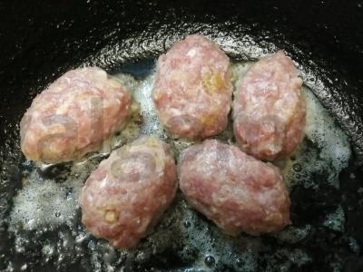 Mėsos kotletai su sūrio įdaru pietums Žingsnis 6